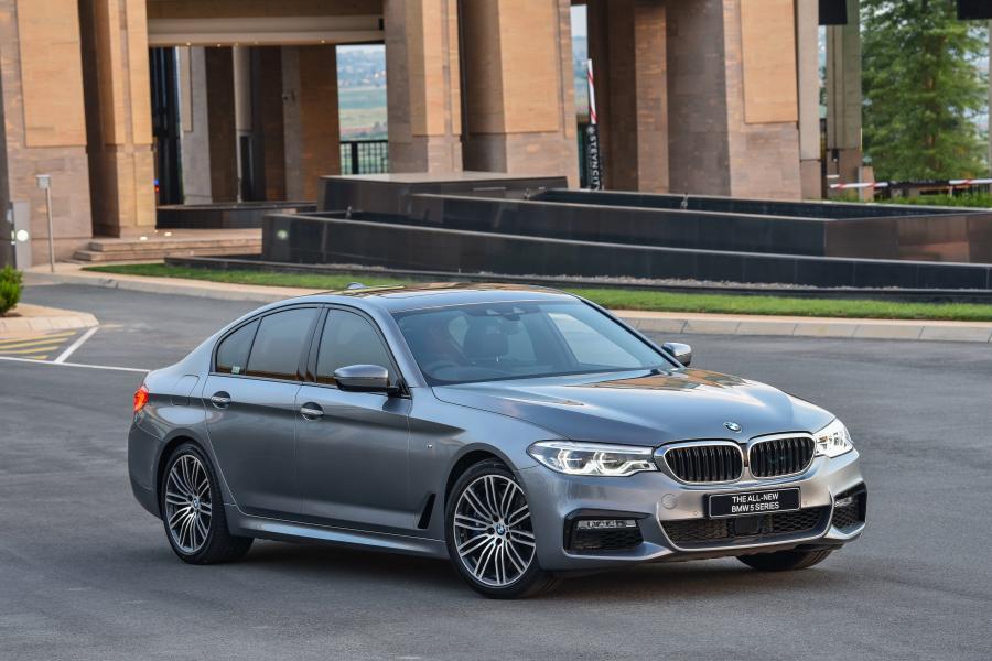  BMW 540i Sedan M Sport 2017 года  (ZA) (фото 9 из 40)